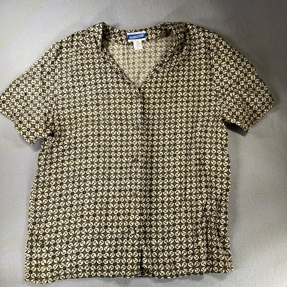 Vintage Pendleton Women’s Green Patterned Button Up Shirt
